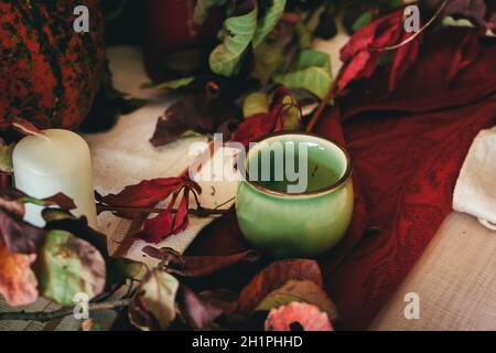 Geschirr auf Küchentisch mit Herbstdekor Nahaufnahme Stockfoto