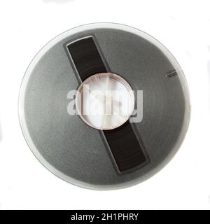 Vintage magnetische Audiospule auf weißem Hintergrund. Stockfoto