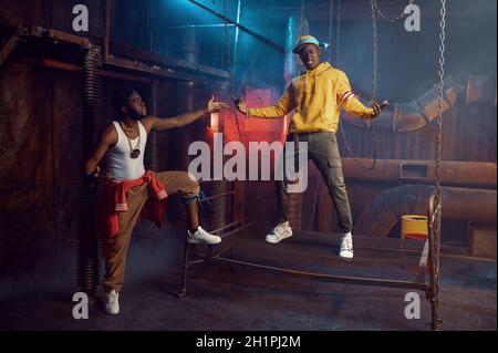 Zwei Rapper posieren, auftreten in coolem Studio, Underground Dekoration. Hip-Hop-Darsteller, trendige Rap-Sänger, Breakdancer Stockfoto