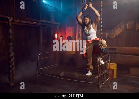 Zwei Rapper posieren, auftreten in coolem Studio, Underground Dekoration. Hip-Hop-Darsteller, trendige Rap-Sänger, Breakdancer Stockfoto