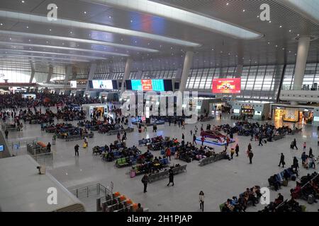 Passagiere, die in der Halle auf den Zug warten. Der Bahnhof Hangzhou East ist einer der größten Bahnknotenpunkte in Asien, in Hangzhou, China Stockfoto