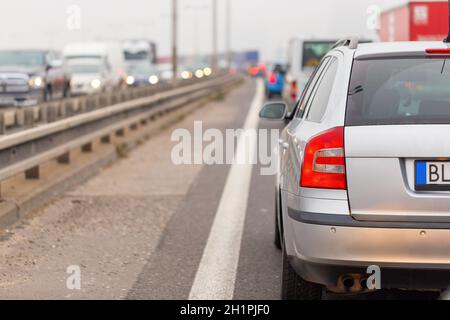 Das Auto stank im Stau auf der vollen Straße von hinten. Autos warten auf überfüllten Autobahn mit Fahrzeugen auf der gegenüberliegenden Seite. Zusammenfälle auf der Autobahn während r Stockfoto