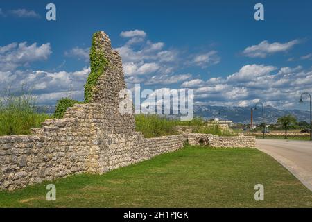 Zerstörte Wand und Befestigung, die Nin Dorf mit schönen Gebirgskette der Dinarischen Alpen im Hintergrund umgeben war, Kroatien Stockfoto