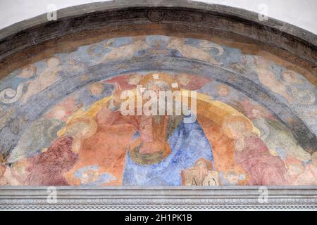 Der ewige Vater und der unschuldigen Märtyrer, mit Fresken verzierte Lunette von Giovanni di Francesco, Ospedale degli Innocenti - Außen Arcade, Florenz, Es Stockfoto