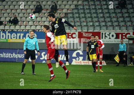 Kopfball, Kopfballduell gegen Nils Petersen (Freiburg) und Mats Hummels (Dortmund) im Spiel der 1. FBL: 20-21:20. Spt. SC Freiburg - Borussia Dortmund Stockfoto