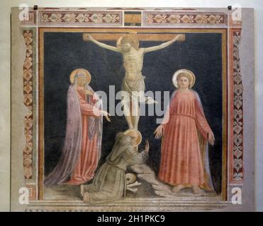 Kreuzigung mit der Jungfrau, der hl. Franz und der hl. Johannes des Evangelisten, von Andrea Di Giusto, der Basilika von Santa Croce (Basilika des Heiligen Kreuzes) in Stockfoto