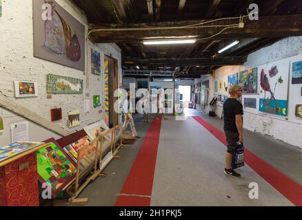 Funchal, Portugal - 8. September 2016: Besucher der Galerie für moderne Kunst in der Zone Velha - dem ältesten Viertel, das für seine besten Restaurants und Cafés in F bekannt ist Stockfoto