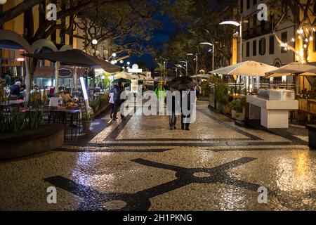 Funchal, Portugal - 18. April 2018: Nachtansicht der Straße Antonio Jose de Almeida in Funchal an einem regnerischen Tag Stockfoto