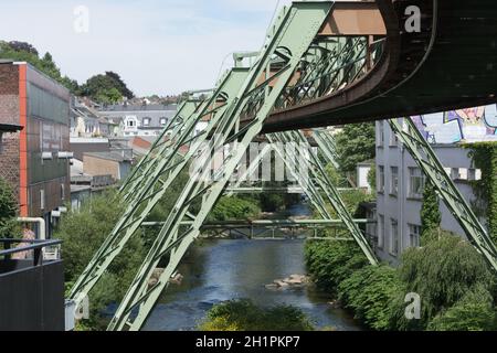 WUPPERTAL; NRW; DEUTSCHLAND - 31. JULI; 2017: Das Traggerüst der Wuppertaler Schwebebahn besteht aus einem Stahlgerüst mit schrägen s Stockfoto