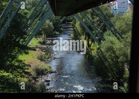 WUPPERTAL; NRW; DEUTSCHLAND - 31. JULI; 2017: Das Traggerüst der Wuppertaler Schwebebahn besteht aus einem Stahlgerüst mit schrägen s Stockfoto
