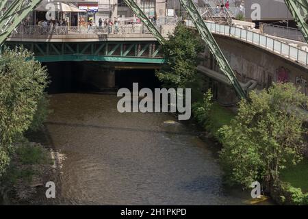 WUPPERTAL; NRW; DEUTSCHLAND - 31. JULI; 2017: Das Traggerüst der Wuppertaler Hängebahn besteht aus einem Stahlgerüst mit schrägem Stockfoto