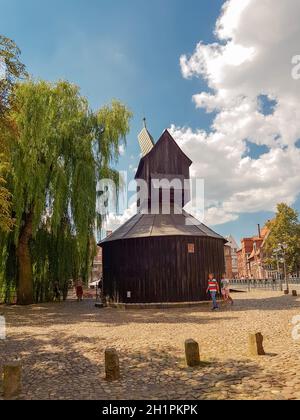 LÜNEBURG, NIEDERSACHSEN, DEUTSCHLAND - 27. JULI 2018: Alter Hafen und Kranich im historischen Zentrum von Lüneburg Stockfoto