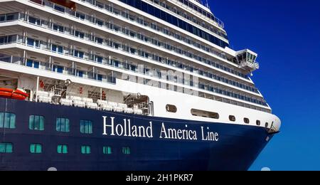 Half Moon Cay, Bahamas - Dezember 2, 2019: Holland America Kreuzfahrtschiff Eurodam angedockt am Meer in der Nähe von Bagamas Stockfoto