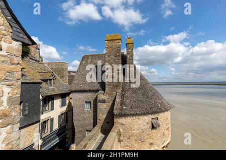 Le Mont-Saint-Michel, Frankreich - 13 September, 2018: Die stadtmauer und einer der Türme am Mont Saint Michel, Normandie, Frankreich Stockfoto