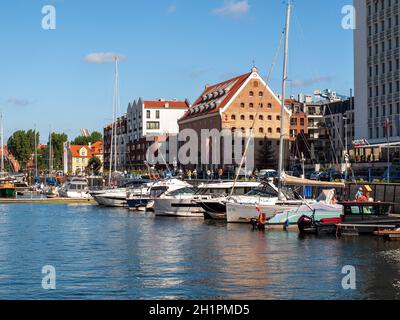 Danzig, Polen - 9. September 2020: Motorboote und Segelboote in der Marina in Danzig. Polen Stockfoto