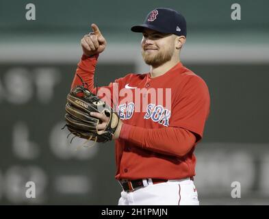 Boston, Usa. Oktober 2021. Boston Red Sox zweiter Baseman Christian Arroyo lächelt, nachdem er im achten Inning des MLB ALCS gegen die Houston Astros am Montag, den 18. Oktober 2021, im Fenway Park in Boston, Massachusetts, ein Doppelspiel gespielt hat. Foto von John Angelillo/UPI Credit: UPI/Alamy Live News Stockfoto