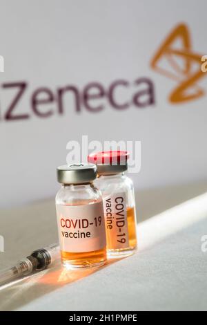 Bukarest, RUMÄNIEN - 10. Februar 2021: Illustrative redaktionelle Konzeptbild mit einer Dosis des neuen Coronavirus COVID-19-Impfstoffs, mit dem AstraZeneca Stockfoto