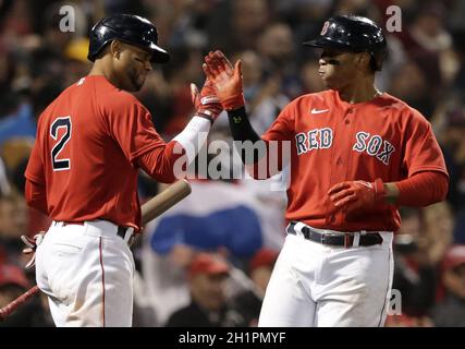 Boston, Usa. Oktober 2021. Boston Red Sox Dritter Baseman Rafael Devers feiert mit Teamkollege Xander Bogaerts nach einem Solo-Heimlauf im achten Inning im dritten Spiel der MLB ALCS gegen die Houston Astros im Fenway Park in Boston, Massachusetts am Montag, den 18. Oktober 2021. Foto von John Angelillo/UPI Credit: UPI/Alamy Live News Stockfoto