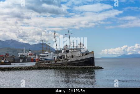 Das Schiffswrack von St. Christopher im Hafen von Ushuaia, Patagonien, Argentinien Stockfoto