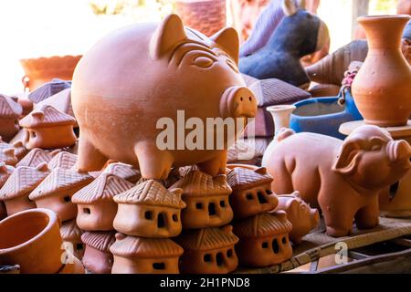 Tonschweinebänke in einer traditionellen Keramikfabrik in der schönen kleinen Stadt Raquira in Kolumbien. Stadt der Töpfe Stockfoto