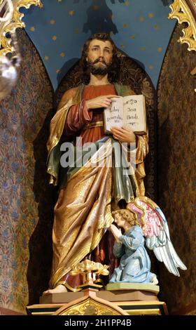 St. Matthäus der Evangelist Statue auf dem Hochaltar in der Kirche des hl. Matthäus in Stitar, Kroatien. Stockfoto