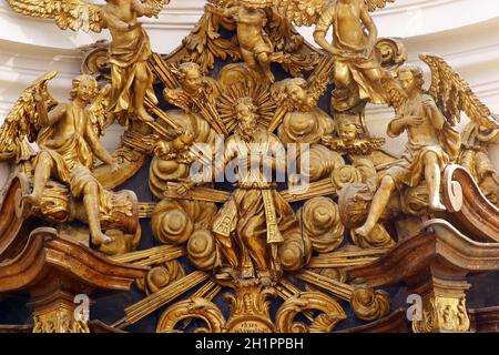 Der heilige Franz Xavier, umgeben von Engeln, der Muttergottesaltar in der franziskanischen Kirche St. Franz Xavier in Zagreb, Kroatien Stockfoto