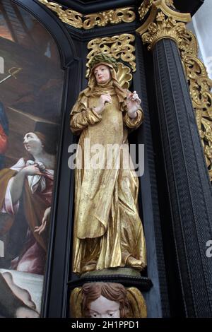 Die heilige Theresa auf dem Altar der Schmerzhaften Muttergottes, der Pfarrkirche von der Unbefleckten Empfängnis der Jungfrau Maria in Lepoglava, Kroatien Stockfoto