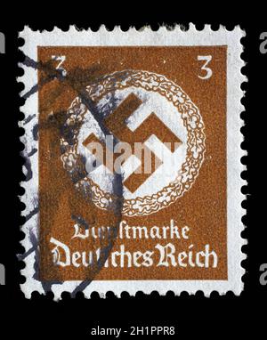 Die in Deutschland gedruckte Briefmarke zeigt die Swastika in einem Eichenkranz, um 1943. Stockfoto