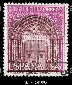 Gedruckt im spanischen Marke zeigt Portal von St. Mary's Kirche, Sanguesa, Navarra, Spanien, ca. 1968 Stockfoto