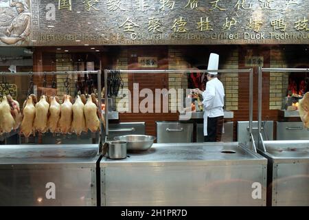 Köche bereiten im ursprünglichen Restaurant Quanjude in der Qianmen-Straße in Peking, China, eine Entenröstung zu Stockfoto