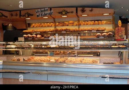 Moderne Bäckerei mit verschiedenen Brotsorten, Kuchen und Brötchen in Rosenberg, Deutschland Stockfoto