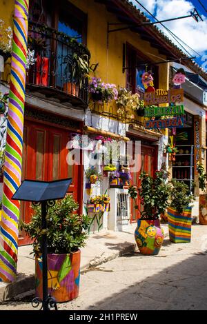 RAQUIRA, KOLUMBIEN - FEBRUAR 2021. Schöne Häuser der kleinen Stadt Raquira. Die Stadt der Töpfe, Kolumbien Stockfoto