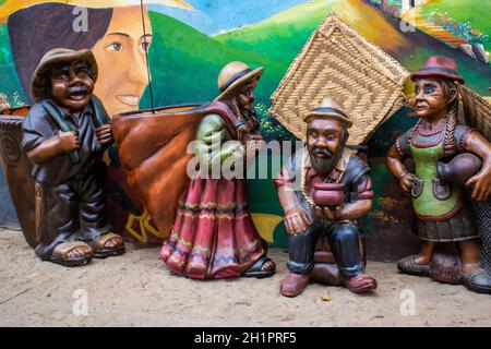 RAQUIRA, KOLUMBIEN - FEBRUAR 2021. Schöne Handwerkskunst in der kleinen Stadt Raquira. Die Stadt der Töpfe, Kolumbien Stockfoto