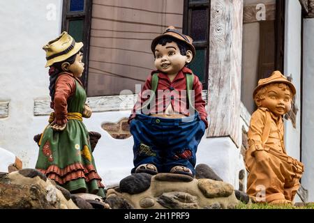 RAQUIRA, KOLUMBIEN - FEBRUAR 2021. Schöne Handwerkskunst in der kleinen Stadt Raquira. Die Stadt der Töpfe, Kolumbien Stockfoto