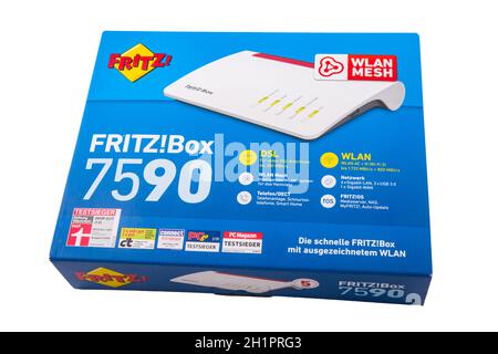 HUETTENBERG, DEUTSCHLAND- 2021-02-09 : FRITZ BOX 7590. FRITZ!Box, ist eine Serie von privaten Gateway-Geräten der deutschen Firma AVM GmbH. Stockfoto