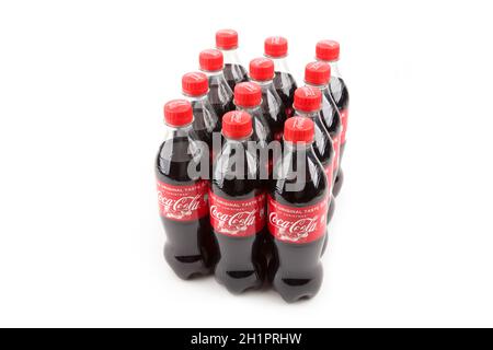 HUETTENBERB, DEUTSCHLAND 2020-12-17: Coca Cola Flaschen auf weißem Hintergrund. Coca-Cola ist ein kohlensäurehaltiges Erfrischungsgetränk, das in Geschäften auf der ganzen Welt verkauft wird. Stockfoto