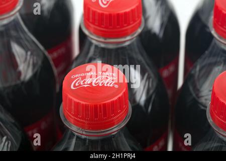 HUETTENBERB, DEUTSCHLAND 2020-12-17: Coca Cola Flaschen im Detail. Coca-Cola ist ein kohlensäurehaltiges Erfrischungsgetränk, das in Geschäften auf der ganzen Welt verkauft wird. Stockfoto