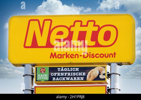 MARBURG, DEUTSCHLAND - 13. FEB 2021: NETTO Logo - netto ist eine deutsche Discounter-Supermarktkette im Besitz der Edeka Group Stockfoto