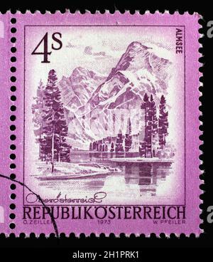 Die in Österreich ausgegebene Marke zeigt die Almsee-Natur, auch bekannt als Almsee in Oberösterreich, um 1973 Stockfoto