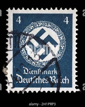 Die in Deutschland gedruckte Briefmarke zeigt die Swastika in einem Eichenkranz, um 1942. Stockfoto