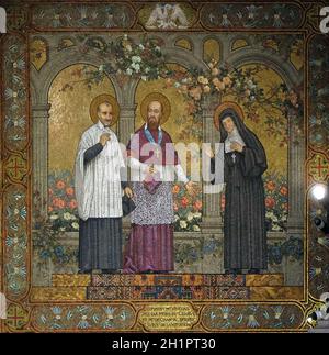 Heiligen Vinzenz von Paul mit Franz von Sales und Jeanne de Chantal, Mosaik in der Basilika des heiligsten Herzens Jesu in Paris, Frankreich Stockfoto