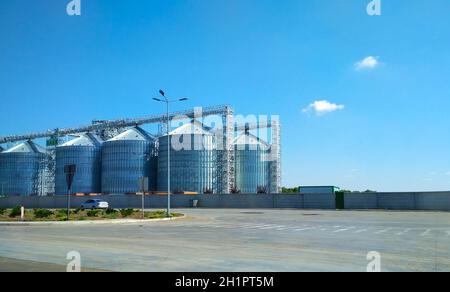 Agro-Verarbeitung und Herstellung von Anlagen für die Verarbeitung und Silber Silos für die Trocknung Reinigung und Lagerung von landwirtschaftlichen Produkten, Mehl, Getreide und g Stockfoto