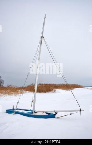 Festgeforenes und eingeneites Segelboot am Saaler Bodden, Fischland-Darß Stockfoto
