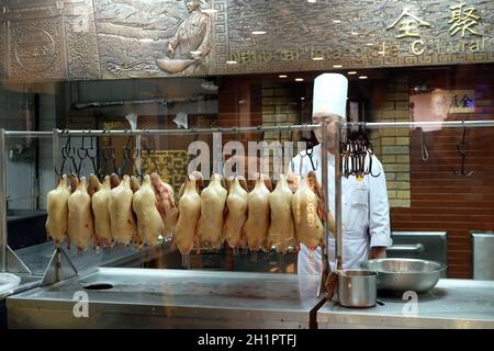 Köche bereiten im ursprünglichen Restaurant Quanjude in der Qianmen-Straße in Peking, China, eine Entenröstung zu Stockfoto