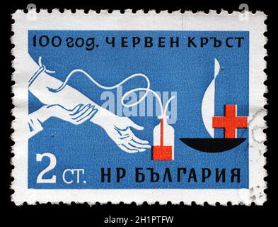 Bluttransfusion, ca. 1963 zeigt Stempel gedruckt in Bulgarien, 100. Jahrestag des Roten Kreuzes gewidmet Stockfoto