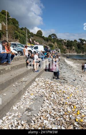 Cancale, Frankreich - 15 September, 2018: Die Menschen essen Austern gekauft an der Küste von Cancale, Bretagne, Frankreich Stockfoto