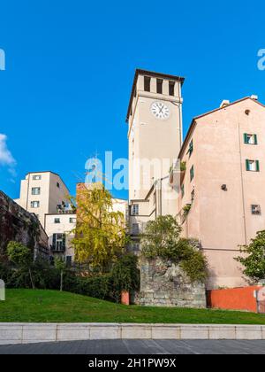 Savona, Italien - Dezember 2, 2016: Blick auf die brandale Turm (Torre del Brandale) in Savona, Ligurien, Italien. Dies ist der Turm, wo die Freiheit d Stockfoto