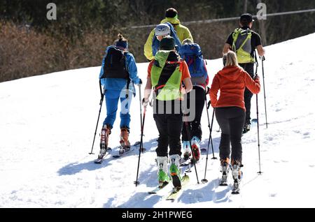 Schitoureneher auf dem Kasberg (Bezirk Gmunden, Oerreich, Österreich) - Skitourengeher auf dem Kasberg (Kreis Gmunden, Oberösterreich, Österreich) Stockfoto