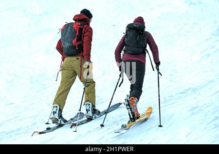 Schitoureneher auf dem Kasberg (Bezirk Gmunden, Oerreich, Österreich) - Skitourengeher auf dem Kasberg (Kreis Gmunden, Oberösterreich, Österreich) Stockfoto