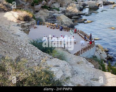 Aussichtsplattform auf den Felsen. Hochzeitsdekorationen. Durchgang in den Felsen. Das Ufer des Kaspischen Meeres. Kasachstan Stadt Aktau. 21 Juli 2019 Jahr. M Stockfoto